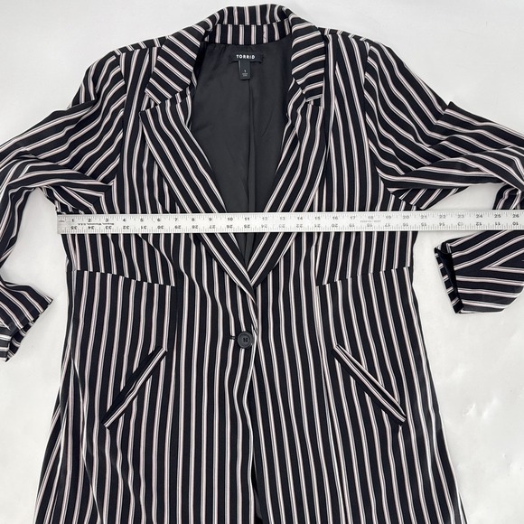Torrid Plus Size Pin Striped Long Crepe Blazer Black Pink Striped Sz 1x Career - Picture 10 of 10